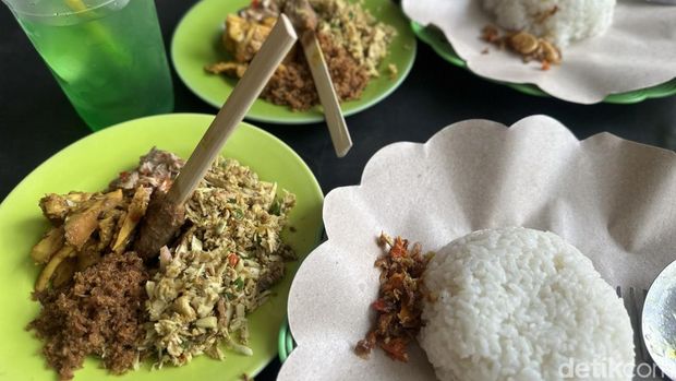 Menu lawar cakalan di Warung Cakalan Localans, Jalan Sutomo Gang I, Denpasar, Bali. (Foto: Dinda Anatasya/detikBali) Menu lawar cakalan di Warung Cakalan Localans, Jalan Sutomo Gang I, Denpasar, Bali. (Foto: Dinda Anatasya/detikBali)