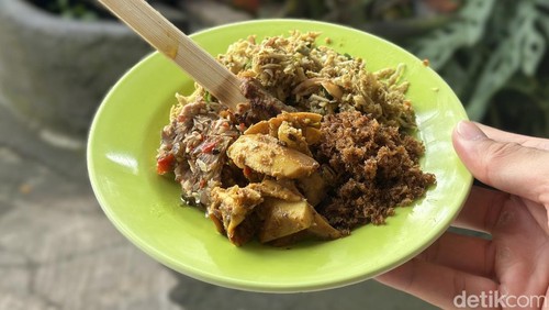 Menu lawar cakalan di Warung Cakalan Localans, Jalan Sutomo Gang I, Denpasar, Bali. (Foto: Dinda Anatasya/detikBali)