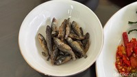 Ikan bilis memiliki tekstur yang renyah dan gurih. Menu yang satu ini jarang ditemui di rumah makan Padang. Foto: detikcom/Riska Fitria