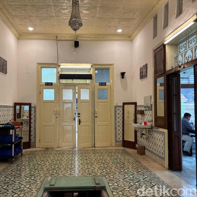 Kulineran di RM Padang yang Punya Bunker Belanda 107 Tahun