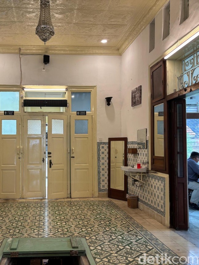 Kulineran di RM Padang yang Punya Bunker Belanda 107 Tahun