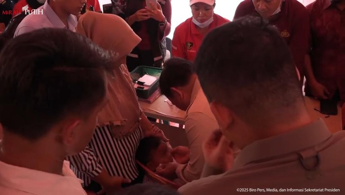 Prabowo Janji Penuhi Pasokan Air Minum-Perbaiki Tanggul ke Pengungsi Sumut