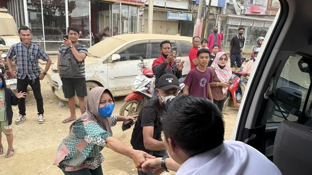 Momen Seskab Teddy Sapa Warga di Aceh Presiden Prabowo Subianto mengunjungi dan menyapa warga di wilayah terdampak banjir bandang di Aceh Tamiang, Jumat (12/12/2025). Ada momen Seskab Teddy Indra Wijaya menyapa warga hingga ketinggalan rombongan Prabowo.