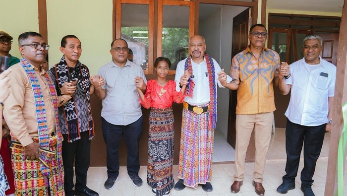 Ketua Fraksi Golkar MPR Resmikan Asrama Siswi di Sikka NTT