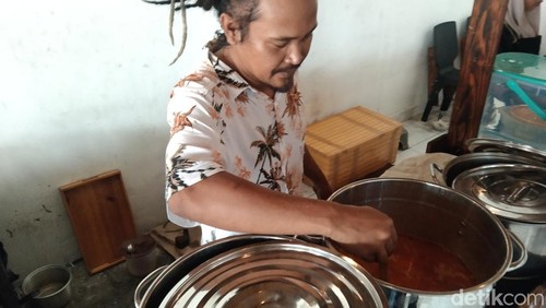 Mustakim, pemilik Nasi Jagung Prasmanan di Jalan Bypass Soekarno, Tabanan. Kuliner ini menghidangkan ikan gabus sebagai menu utama.
