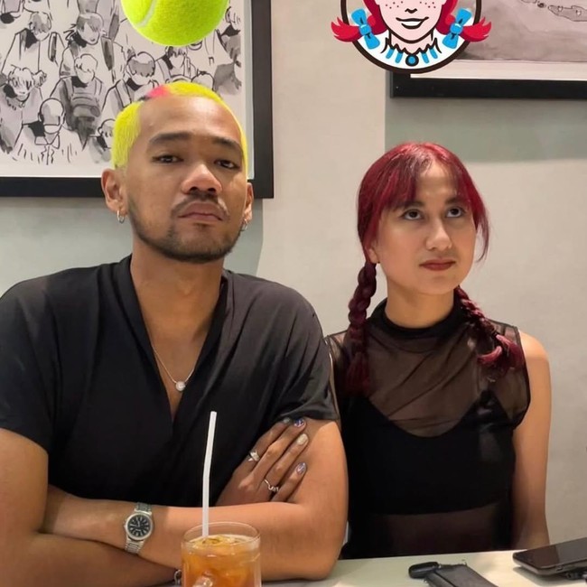 Gaya Keren Oslo Ibrahim Saat Nongkrong Bareng Istri dan Sahabat