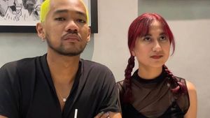 Gaya Keren Oslo Ibrahim Saat Nongkrong Bareng Istri dan Sahabat