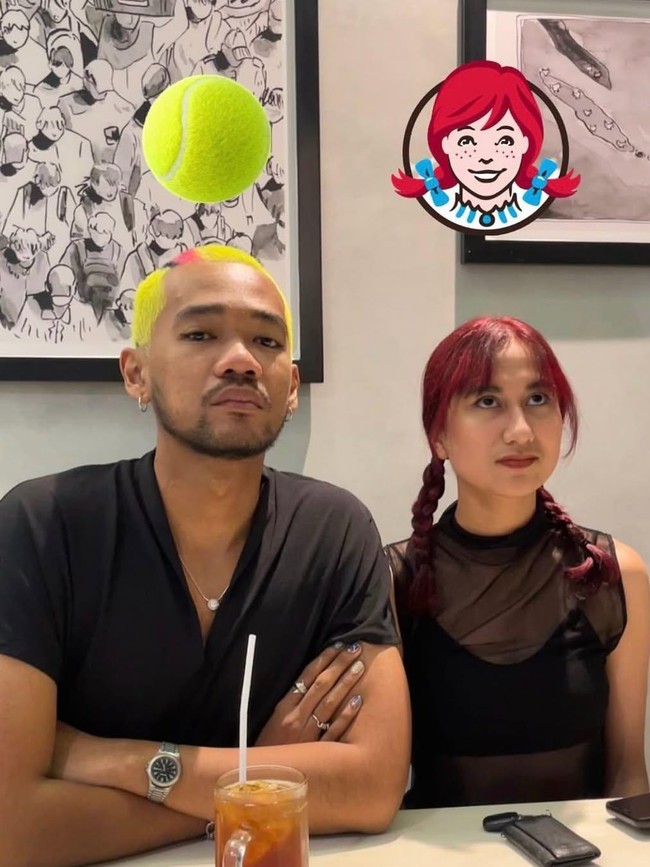 Gaya Keren Oslo Ibrahim Saat Nongkrong Bareng Istri dan Sahabat