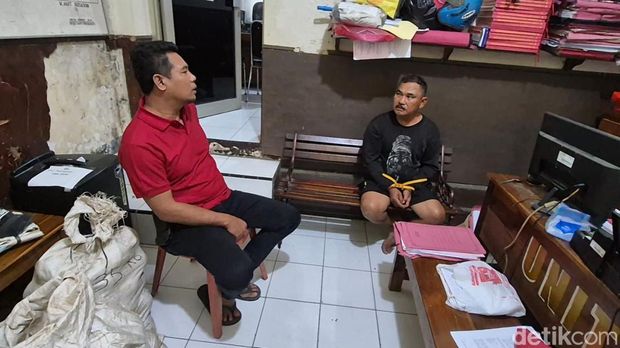 Pelaku pencuri alpukat di Boja Kendal saat diperiksa polisi. Pelaku pencuri alpukat di Boja Kendal saat diperiksa polisi.