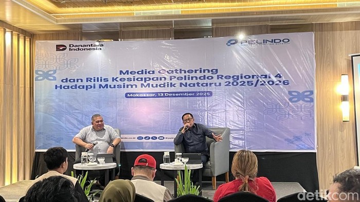 General Manager (GM) Pelindo Regional 4 Makassar Iwan Sjarifuddin (kiri) bersama Executive Director 4 Pelindo Regional 4, Abdul Azis (kanan) memaparkan persiapan menyambut libur Nataru.