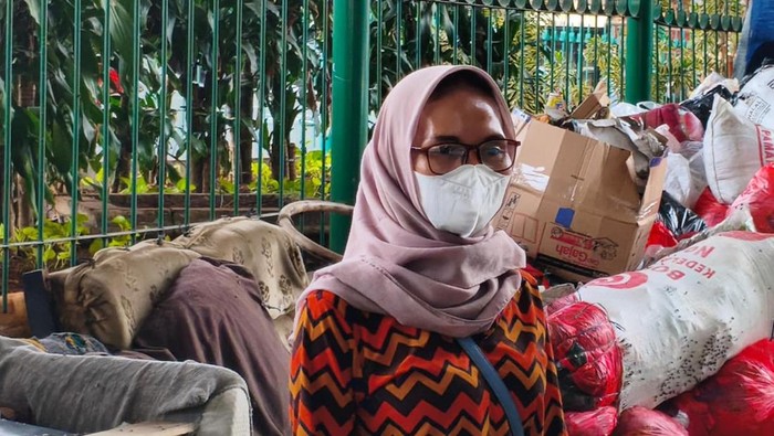 Bau Sampah di Ciputat Bikin Pelanggan Warkop Kabur