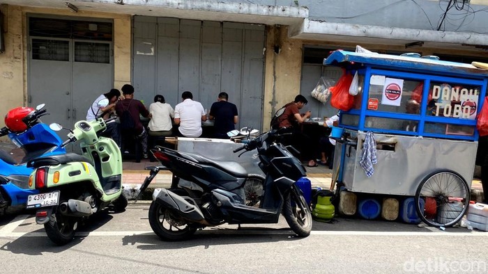 Kondisi Terkini Mie Babi Viral di Bandung, Penjual Lepas Peci-Berstiker Non Halal