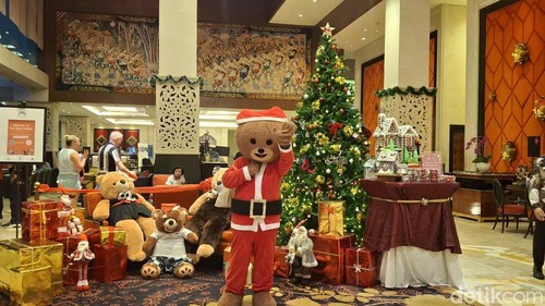 Penyalaan lampu pohon natal di The Trans Resort Bali, Jumat (12/12/2025). (Foto: Fabiola Dianira/detikBali)