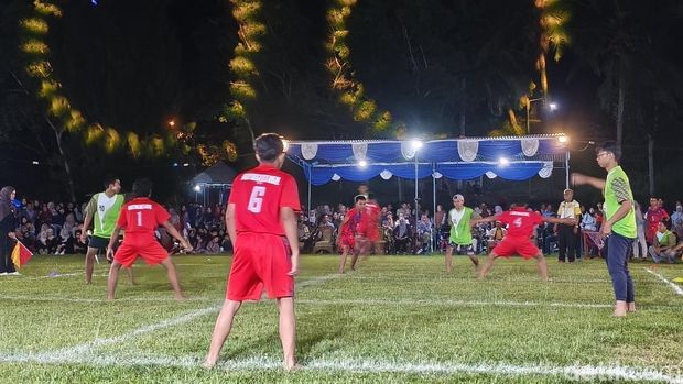 Peserta unjuk gigi dalam Festival Gobag Sodor 2025 di Lapangan Kaliagung, Sentolo, Kulon Progo, Jumat (12/12/2025).