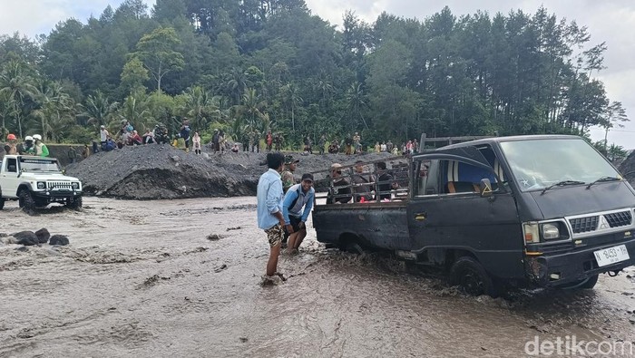 Pikap Pembawa Bantuan Sembako Terjebak Derasnya Banjir Lahar Semeru