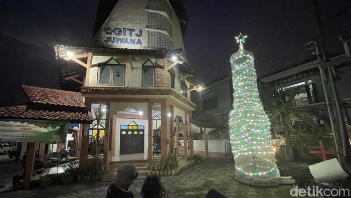 Gereja di Pati Ini Bikin Pohon Natal dari Botol Bekas