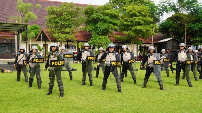 Tingkatkan Kesiapsiagaan, Polisi di Jombang Latihan Pengendalian Massa
