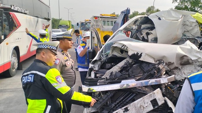 Hiace Tabrak Truk di Tol Malang-Pandaan, 2 Penumpang Tewas