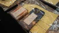 Barang bukti berupa handphone dan brosur paket pernikahan dipamerkan polisi di Polda Metro Jaya, Jakarta, Sabtu (13/12/2025).
