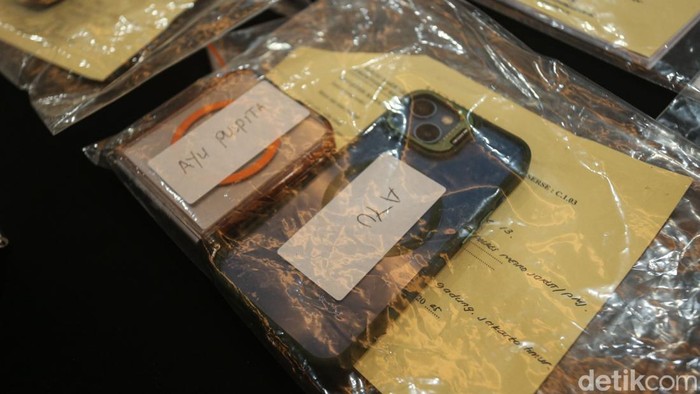 Barang bukti berupa handphone dan brosur paket pernikahan dipamerkan polisi di Polda Metro Jaya, Jakarta, Sabtu (13/12/2025).