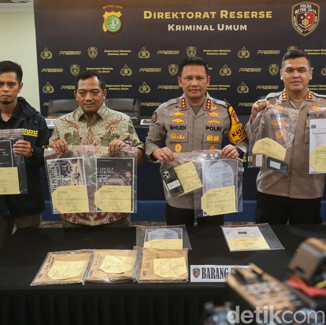 Polisi Pamerkan Barbuk Kasus WO Ayu Puspita