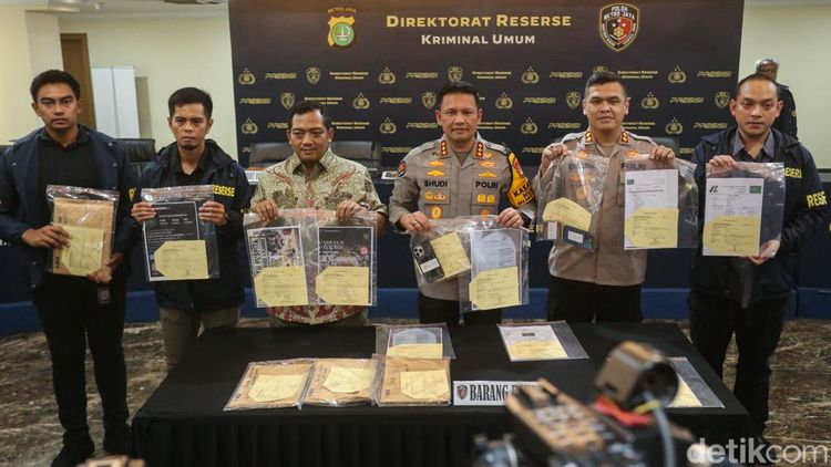 Polisi Pamerkan Barbuk Kasus WO Ayu Puspita