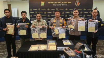 Polisi Pamerkan Barbuk Kasus WO Ayu Puspita