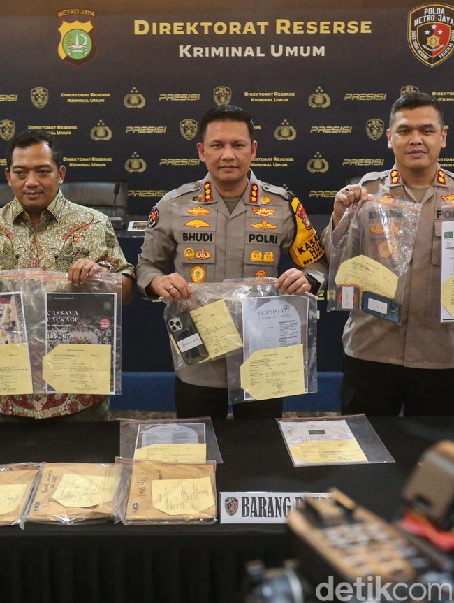 Polisi Pamerkan Barbuk Kasus WO Ayu Puspita