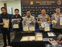 Polisi Pamerkan Barbuk Kasus WO Ayu Puspita