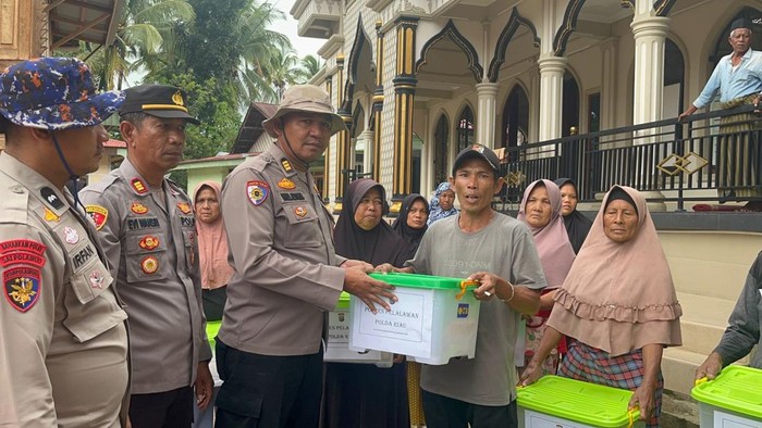 Polres Pelalawan Kirim Bantuan Sembako ke Korban Bencana di Solok Sumbar