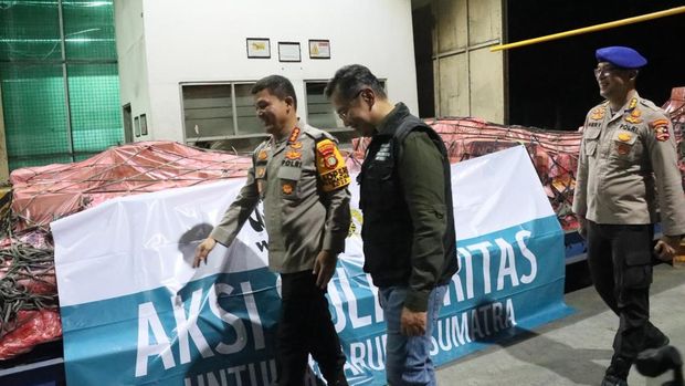 Polri dan WWF menyalurkan bantuan untuk korban bencana di Aceh. Polri dan WWF menyalurkan bantuan untuk korban bencana di Aceh.