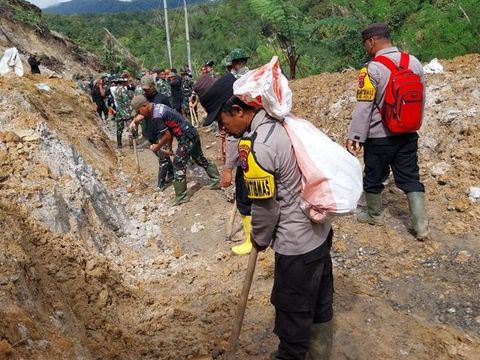 Polri salurkan bantuan ke korban bencana di Aceh, Sumut dan Sumbar (dok.Polri) Polri salurkan bantuan ke korban bencana di Aceh, Sumut dan Sumbar (dok.Polri)