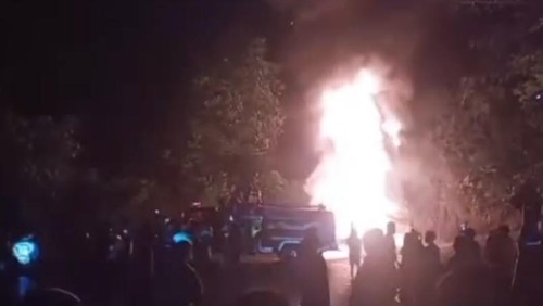 Potongan video truk tangki BBM yang terjatuh lalu terbakar di Desa Sari, Kecamatan Sape, Kabupaten Bima, Nusa Tenggara Barat, (NTB), Sabtu malam (13/12/2025).