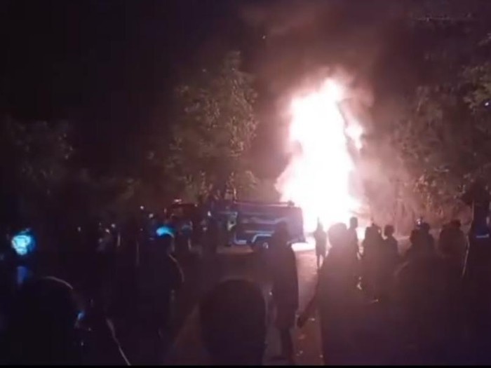 Potongan video truk tangki BBM yang terjatuh lalu terbakar di Desa Sari, Kecamatan Sape, Kabupaten Bima, Nusa Tenggara Barat, (NTB), Sabtu malam (13/12/2025).