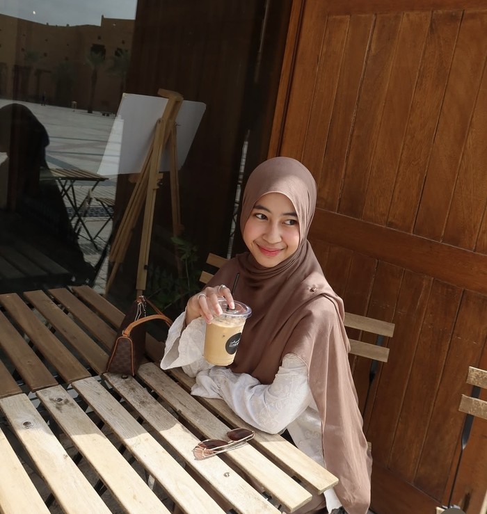 Potret Khanza Saat Cafe Hopping, Cicip Kopi dan Dessert Cantik!