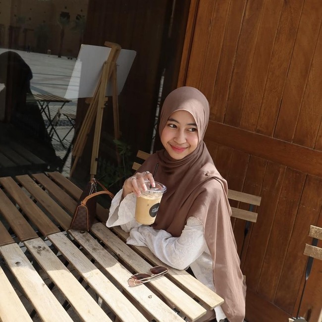 Potret Adiba Khanza Saat Cafe Hopping, Cicip Kopi dan Dessert Cantik!