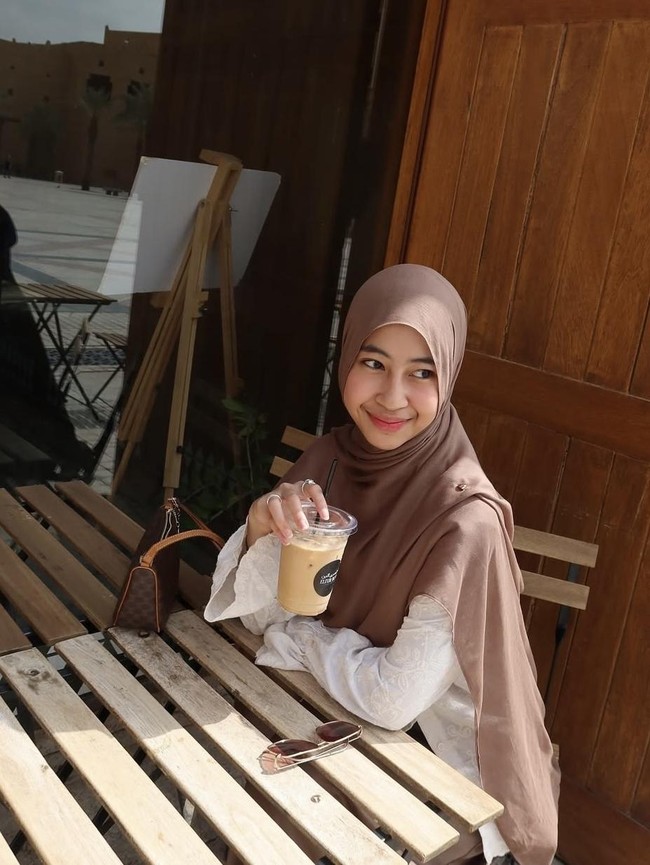 Potret Adiba Khanza Saat Cafe Hopping, Cicip Kopi dan Dessert Cantik!