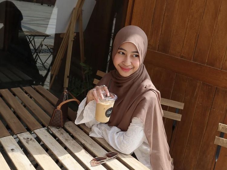 Potret Adiba Khanza Saat Cafe Hopping, Cicip Kopi dan Dessert Cantik!