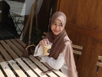 Potret Adiba Khanza Saat Cafe Hopping, Cicip Kopi dan Dessert Cantik!