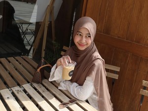 Potret Adiba Khanza Saat Cafe Hopping, Cicip Kopi dan Dessert Cantik!