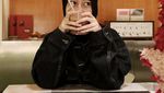 Potret Adiba Khanza Saat Cafe Hopping, Cicip Kopi dan Dessert Cantik!