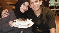 Bersama sang suami, wanita kelahiran 2000 itu merayakan ulang tahun bersama. Adiba Kanza pun diberi kejutan berupa kue tiramisu dengan tulisan ‘Happy Birthday’ yang dibuat dari saus cokelat. Foto: Instagram @adiba.knza / @egymaulanavikri