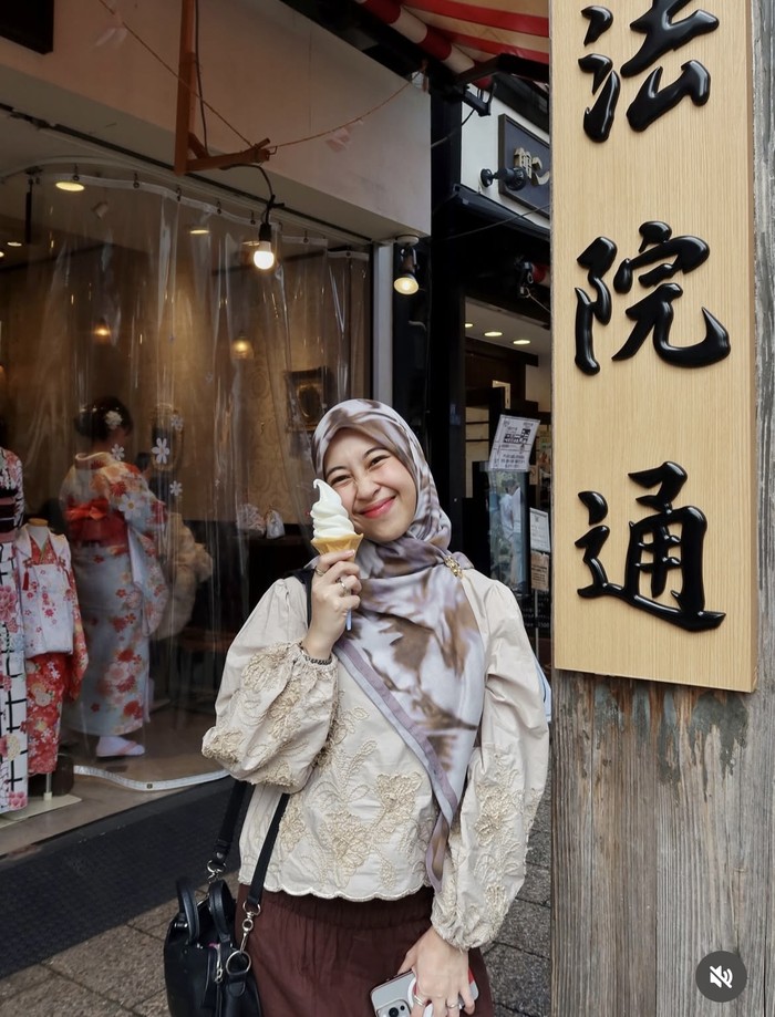 Potret Khanza Saat Cafe Hopping, Cicip Kopi dan Dessert Cantik!