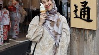 Selain kopi, penyanyi dan artis itu juga sempat membeli es krim di Asakusa. Adiba membeli soft es krim vanilla yang disajikan dengan wafer cone. Foto: Instagram @adiba.knza