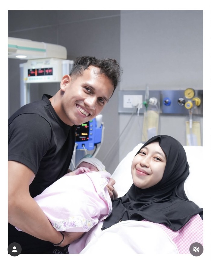 Potret Khanza Saat Cafe Hopping, Cicip Kopi dan Dessert Cantik!