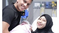 Kabar bahagia datang dari artis Adiba Khanza dan suaminya, Egy Maulana yang menyambut kelahiran anak pertamanya pada 11 Desember 2025. Anak pertamanya pun diberi nama Elara Maha Kalila. Foto: Instagram @adiba.knza / @egymaulanavikri
