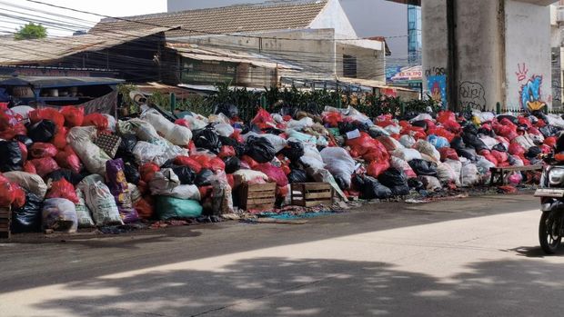 Potret Tumpukan Sampah Hiasi Kolong Flyover Ciputat Tangsel Potret Tumpukan Sampah Hiasi Kolong Flyover Ciputat Tangsel