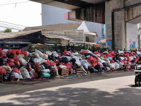 Potret tumpukan sampah hiasi kolong flyover Ciputat Tangsel 