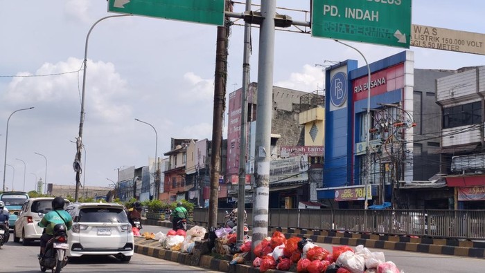 Penampakan Tumpukan Sampah Hiasi Kolong Flyover Ciputat Tangsel