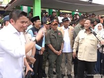 Prabowo Kenalkan Seskab Teddy di Posko Pengungsian Langkat: Sekarang Letkol